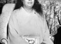Paramahansa-Yogananda-with-book