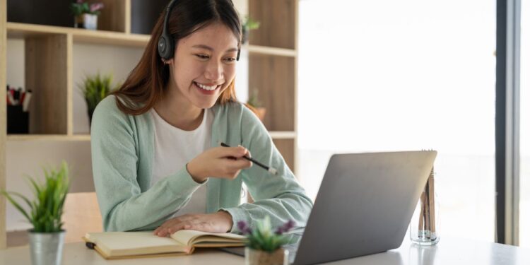 Explore how microlearning and microcredentials in higher education are transforming student engagement, skill development, and employability in the digital age.