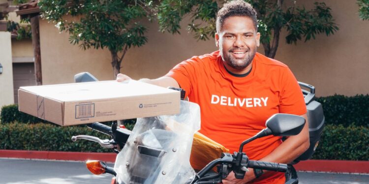 Zomato and Blinkit hit record New Year’s Eve orders as over 4.5 lakh delivery partners served 63 lakh customers, even amid gig worker strike demands over wages and safety.