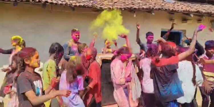 होली और युवकों की छिछोरी हरकतें